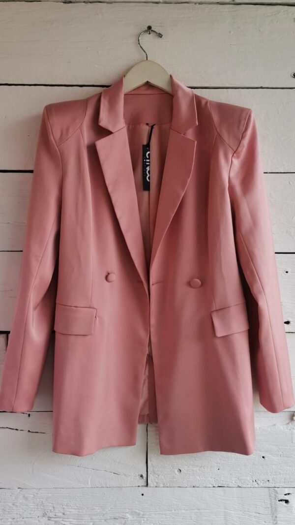 Blazer rosa satinado con hombreras.