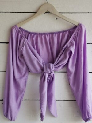 Blusa de rayón lila con manga farol. Amarre al frente.