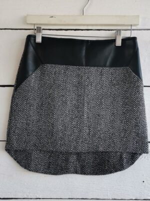 Falda tejido gris con aplicación en vinipiel negra.