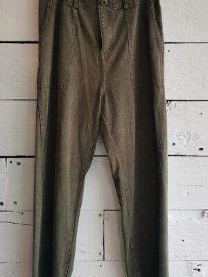 Pantalón de mezclilla color olivo. Largo 3/4 con resorte en cintura.
