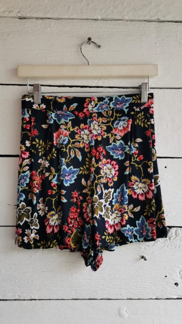 Short de rayón azul con estampado de flores. Resorte en cintura.