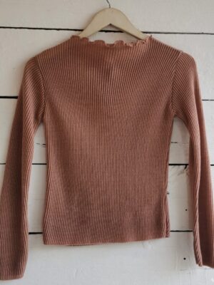 Sweater rosa palo con cuello tipo lechuga. Ligero.