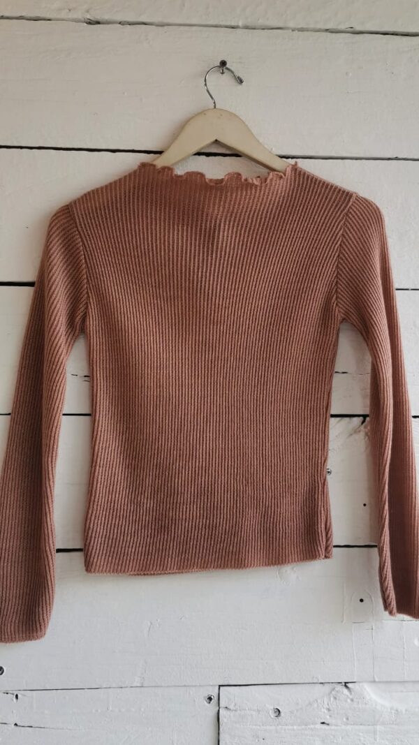 Sweater rosa palo con cuello tipo lechuga. Ligero.