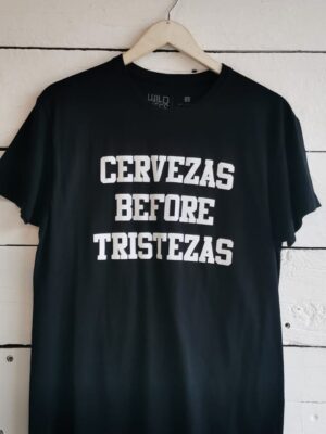 T-shirt de algodón "Cervezas before tristezas", color negro. Serigrafía.