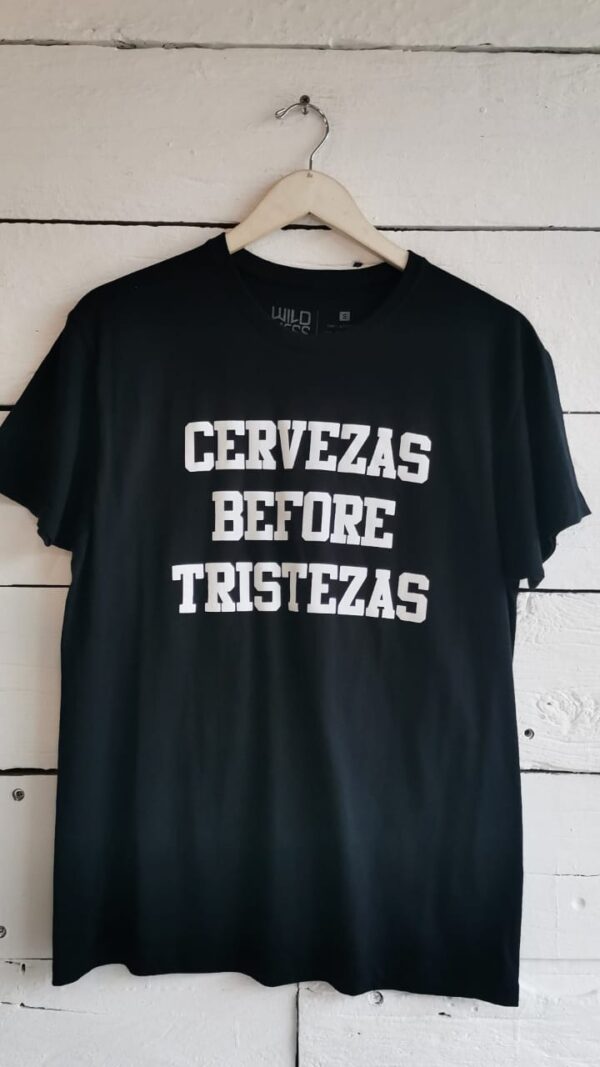 T-shirt de algodón "Cervezas before tristezas", color negro. Serigrafía.