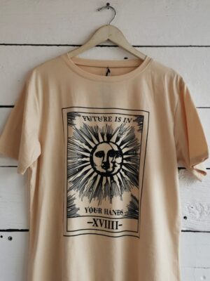 T-shirt de algodón beige con ilustración sol y luna, serigrafía "Future is in your hands".