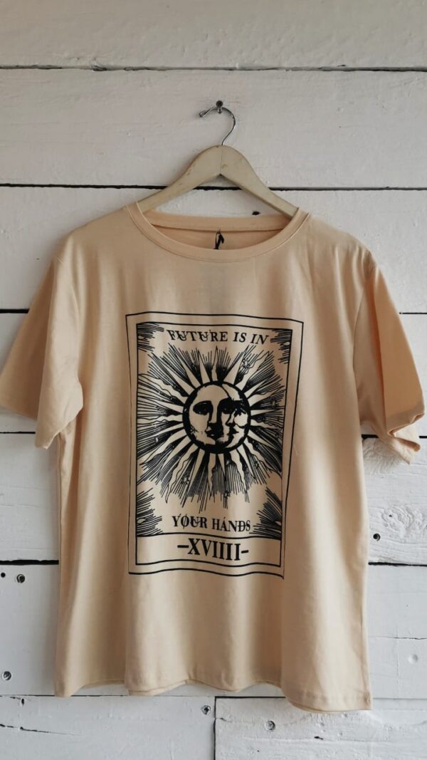 T-shirt de algodón beige con ilustración sol y luna, serigrafía "Future is in your hands".