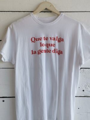 T-shirt de algodón blanco con serigrafía "Que te valga lo que la gente diga".