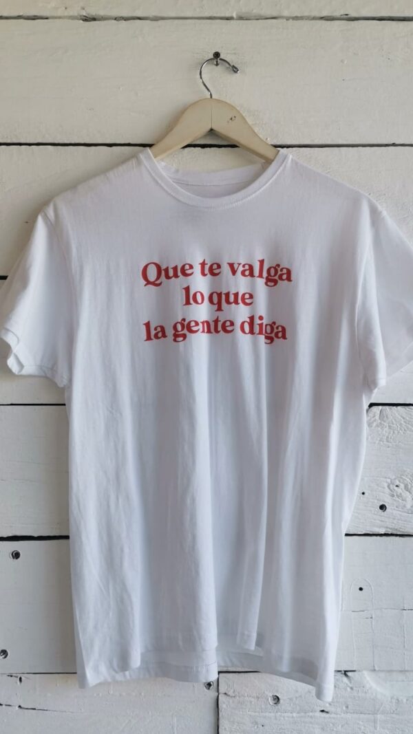 T-shirt de algodón blanco con serigrafía "Que te valga lo que la gente diga".