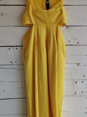 Vestido amarillo con ventanas en costado.