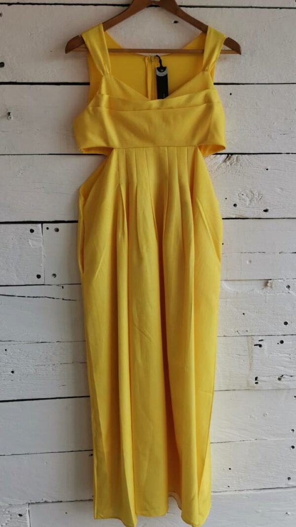 Vestido amarillo con ventanas en costado.