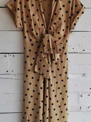 Vestido beige con dots negros. Tipo camisero, largo. Con moño en cintura, al frente.