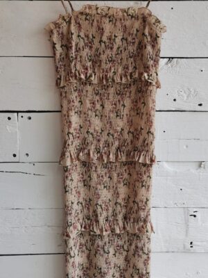 Vestido body conscious beige con estampado mini de flores rosas. Tirantes, resorte y olán en todo el vestido.