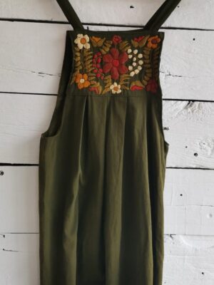 Vestido con bordados de flores en pecho Color olivo, de algodón, tipo overall. Chiapas.