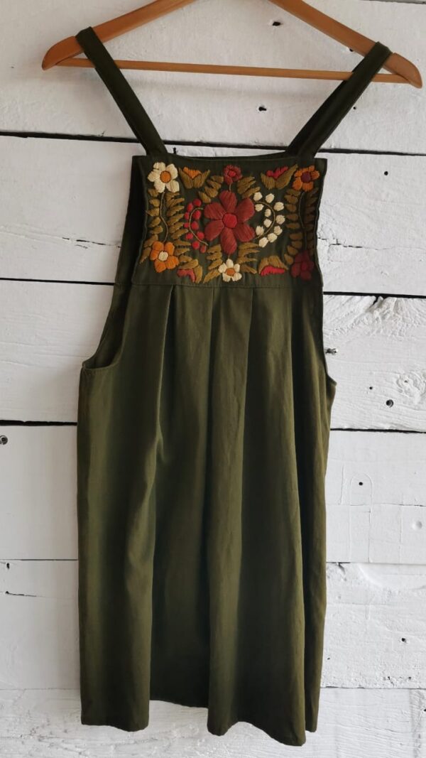 Vestido con bordados de flores en pecho Color olivo, de algodón, tipo overall. Chiapas.