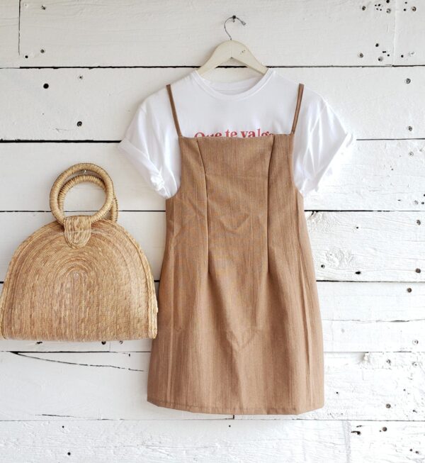 Vestido en algodón tipo overall, con tirantes y pinzas al frente