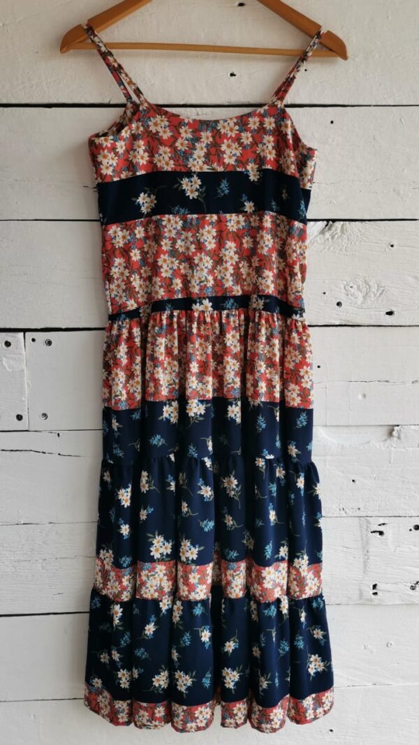 Vestido estampado de flores azul y salmón. Corte campirano en tirantes.