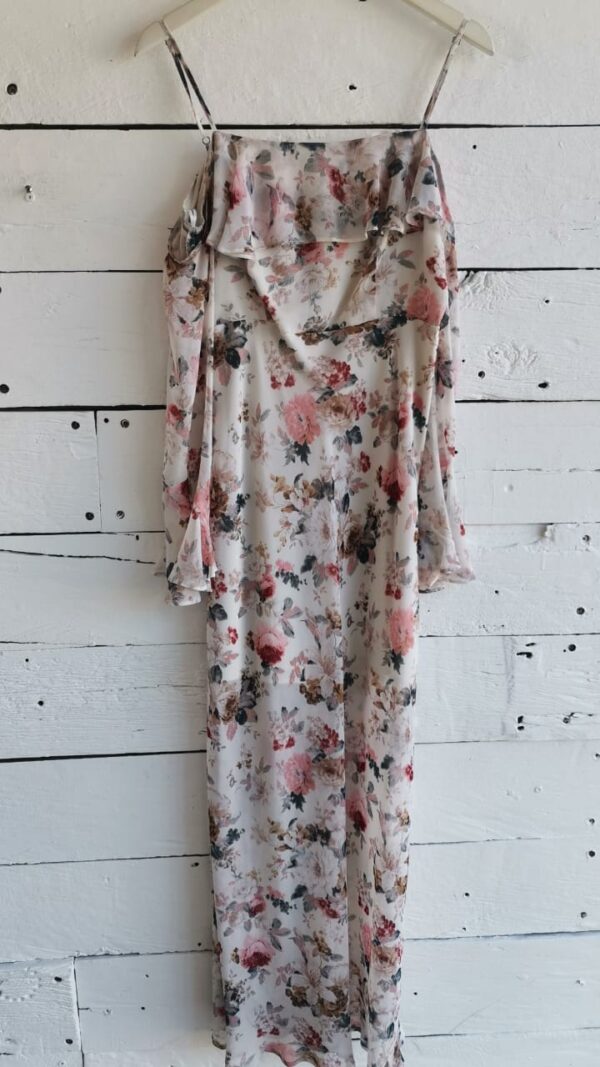 Vestido largo estampado blanco con flores rosas y café. Mangas largas off shoulder.