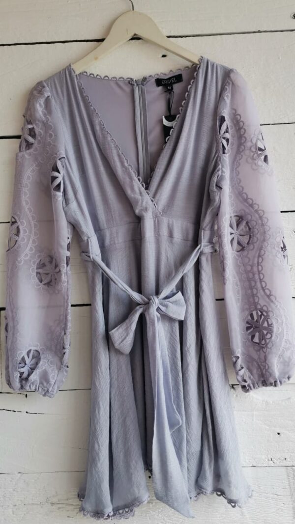 Vestido lila cruzado con mangas farol bordadas y texturizadas.