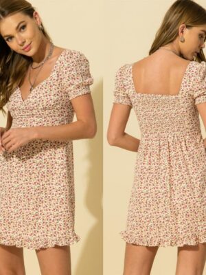 Vestido mini con estampado de florecitas rosa, escote corazón, manga corta tipo farol.