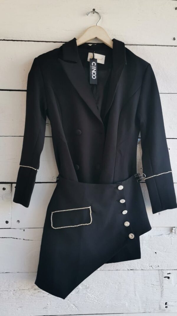 Vestido negro tipo tuxedo con falda agregada, botones grandes de pedrería y deco de pedrería en puños.