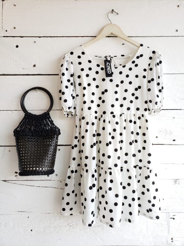 Vestido blanco con dots negros, tipo campirano, con manga farol corta