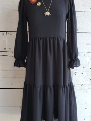 Vestido negro largo tipo campirano con marca larga y olán en puño